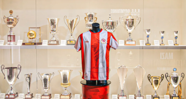 Ο Ερασιτέχνης Ολυμπιακός αποκάλυψε την επετειακή φανέλα για τα 100 χρόνια του συλλόγου