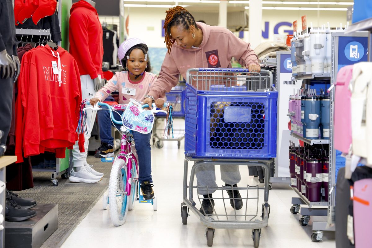 ΗΠΑ: Παρά τις αβεβαιότητες, οι Αμερικανοί αναμένεται να ξοδέψουν ένα ποσό ρεκόρ αυτές τις γιορτές
