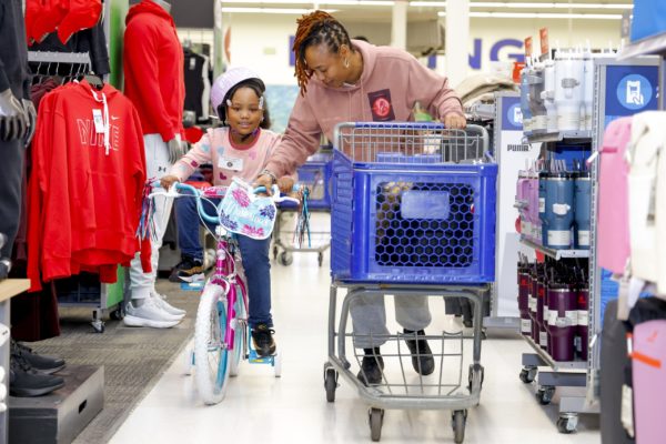 ΗΠΑ: Παρά τις αβεβαιότητες, οι Αμερικανοί αναμένεται να ξοδέψουν ένα ποσό ρεκόρ αυτές τις γιορτές