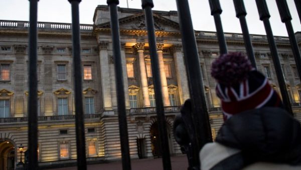 Δεν είναι μαγεία, είναι A.I.: Έξαλλοι τουρίστες με την ανύπαρκτη χριστουγεννιάτικη αγορά στο παλάτι του Μπάκιγχαμ