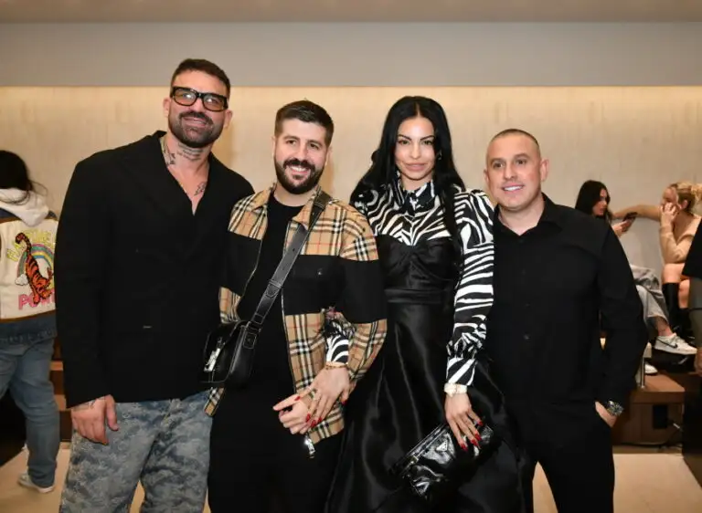 Η εμφάνιση της Ρίας Ελληνίδου και της Δήμητρα Αλεξανδράκη έκλεψε την παράσταση στα εγκαίνια του Δημήτρη Αλεξάνδρου