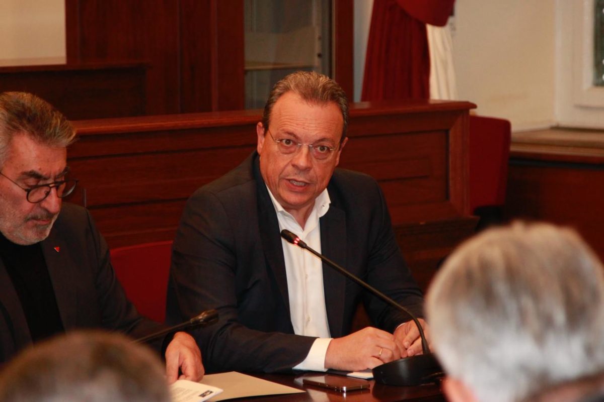 Σωκράτης Φάμελλος: Η κυβέρνηση θέλει δημάρχους να συσσωρεύονται έξω από τα υπουργικά γραφεία και να παρακαλάνε για κάτι παραπάνω