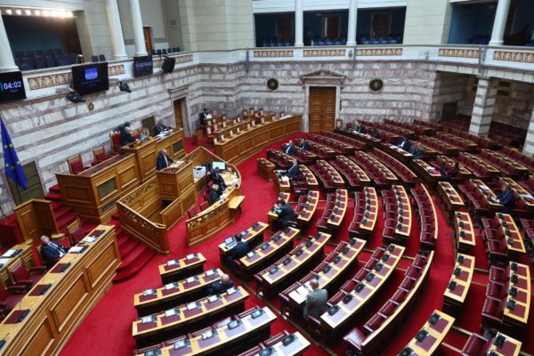 Βουλή: Το νομοσχέδιο για τη νέα Αρχή Αγοράς πέρασε κατά πλειοψηφία – Αντιπαράθεση για τα άρθρα που αφορούν στην επένδυση στα Ναυπηγεία Ελευσίνας