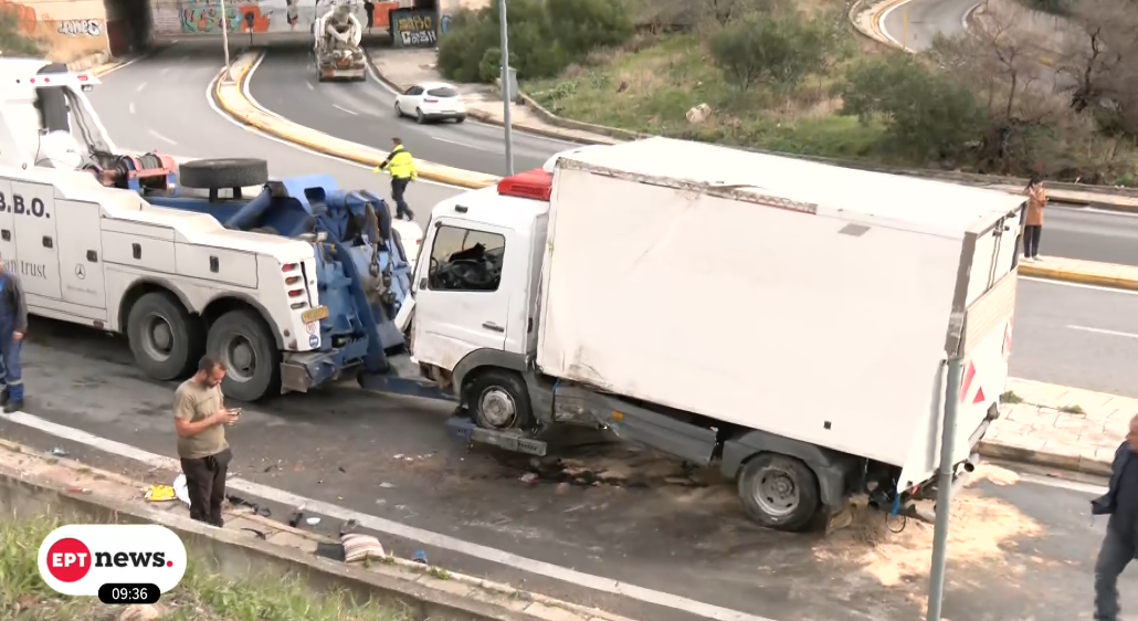 Πέραμα: Μία γυναίκα νεκρή από ανατροπή φορτηγού λόγω ολισθηρότητας του οδοστρώματος