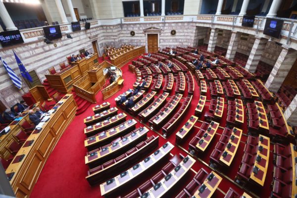 Προϋπολογισμός 2026: Ξεκίνησε η συζήτηση στη Βουλή με τις τοποθετήσεις των εισηγητών των κομμάτων