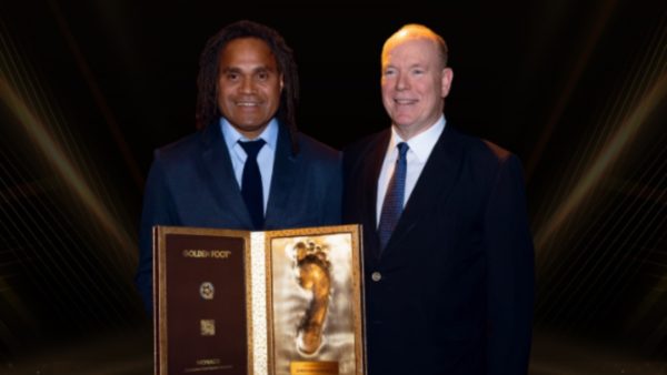 Σπουδαία διάκριση για Καρεμπέ, του απονεμήθηκε το βραβείο Golden Foot Legend