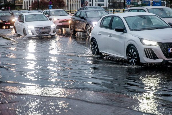 Το χειρότερο σενάριο έγινε πραγματικότητα για την Αττική – Πού θα χτυπήσει η κακοκαιρία τις επόμενες ώρες, η πρόγνωση από τη Ν. Ζιακοπούλου