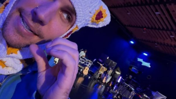 «Το αυτοκίνητό μου χάλασε και ξαφνικά σταμάτησε ο Τζάστιν Μπίμπερ»: Η απίστευτη στιγμή που έκανε έναν άγνωστο μουσικό viral