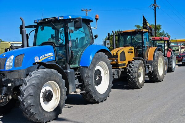 Με αναμμένες μηχανές οι αγρότες – Αποφασισμένοι να βγουν στις Εθνικές Οδούς
