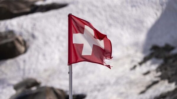 Οι Ελβετοί αποφασίζουν για υποχρεωτική πολιτική θητεία και νέο κλιματικό φόρο στους πλουσιότερους