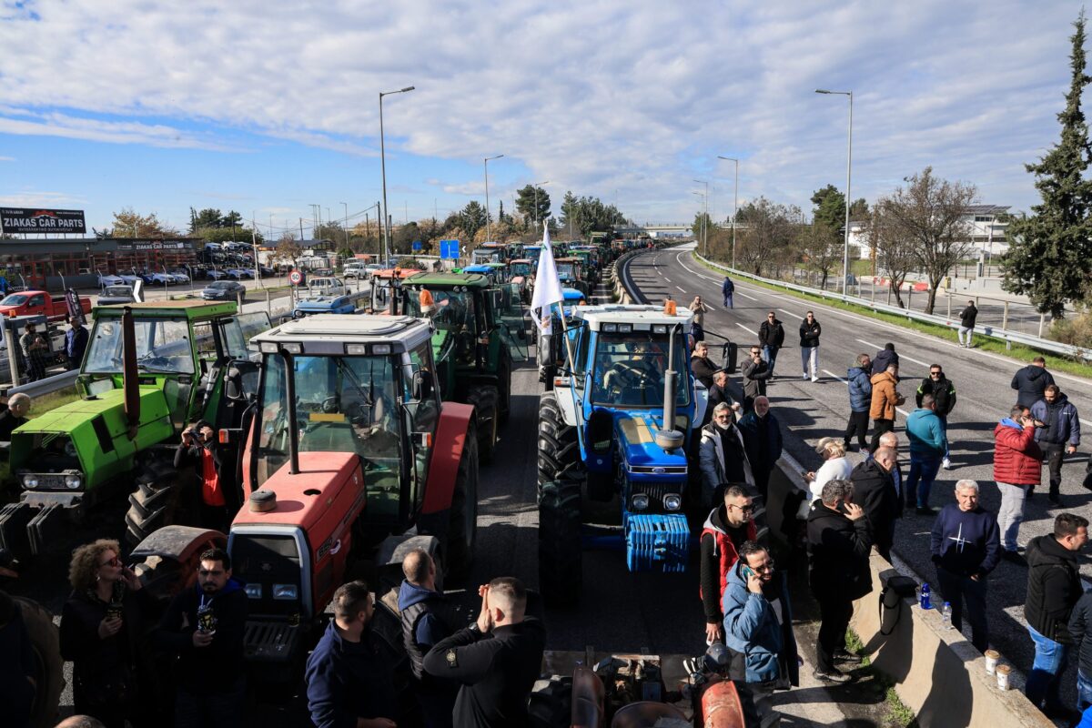 Κινητοποιήσεις αγροτών: Κλειστή η Εθνική Οδός Αθηνών-Θεσσαλονίκης στη Νίκαια Λάρισας – Ένταση, χημικά και τραυματισμοί