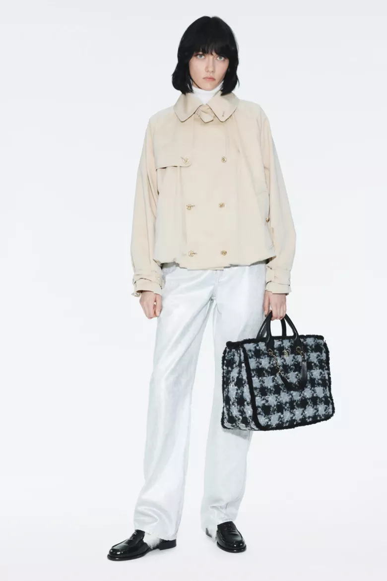 Quiet luxury μέχρι να βρέξει: Το πανωφόρι της Chanel που έγινε viral