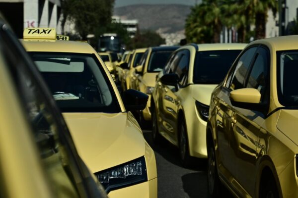 Χωρίς ταξί την Τρίτη και την Τετάρτη η χώρα – 48ωρη προειδοποιητική πανελλαδική απεργία προκήρυξε η ΠΟΕΙΑΤΑ