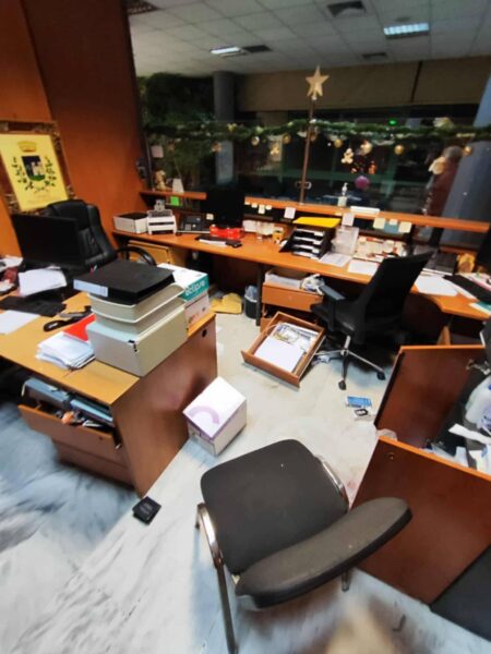 Διάρρηξη στο δημαρχείο Σαρωνικού – Σε εξέλιξη η έρευνα για τον εντοπισμό των δραστών