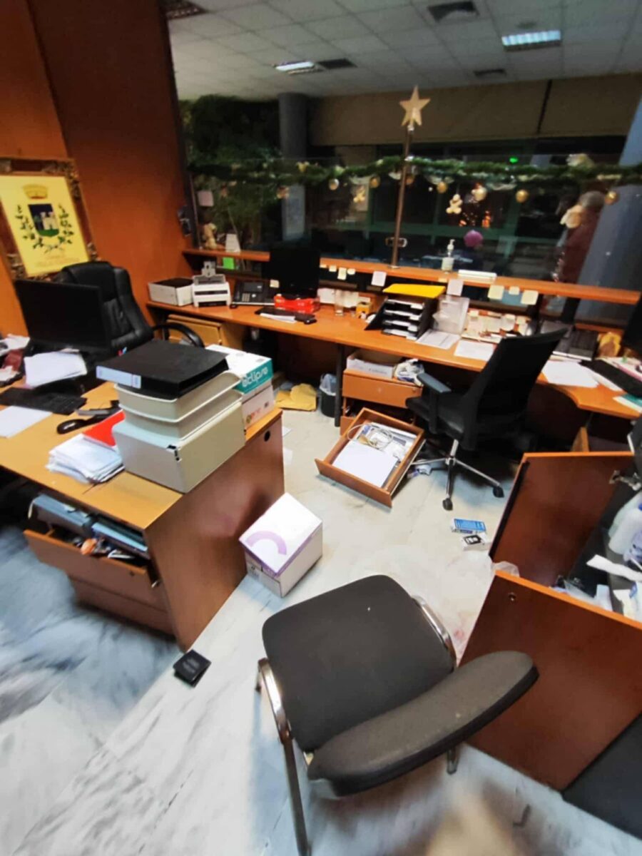 Διάρρηξη στο δημαρχείο Σαρωνικού – Σε εξέλιξη η έρευνα για τον εντοπισμό των δραστών