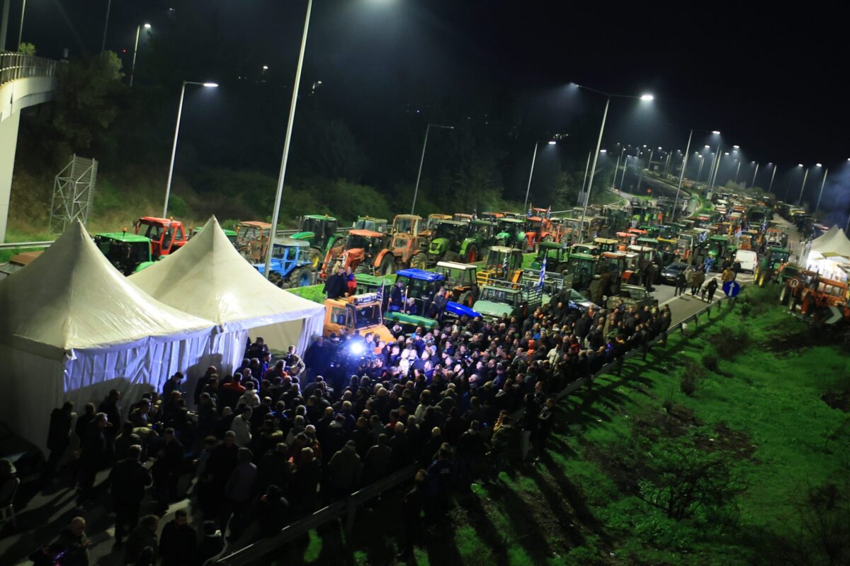 Κλιμακώνουν τις κινητοποιήσεις τους οι αγρότες: Μπλόκα σε Νίκαια, Μάλγαρα και Ε65 – «Ήρθαμε για να μείνουμε»