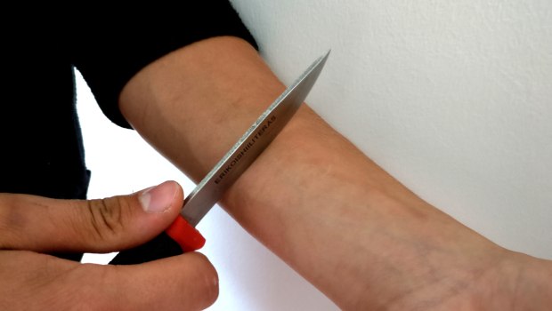 Αυτοτραυματίζεται το 14% των νέων, ακόμη και πριν τα 13 χρόνια τους