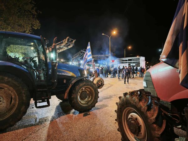 Μπλόκο αγροτών στο Καλπάκι: Παραταγμένα τα τρακτέρ – Κλειστός ο δρόμος προς Κακαβιά για φορτηγά και νταλίκες