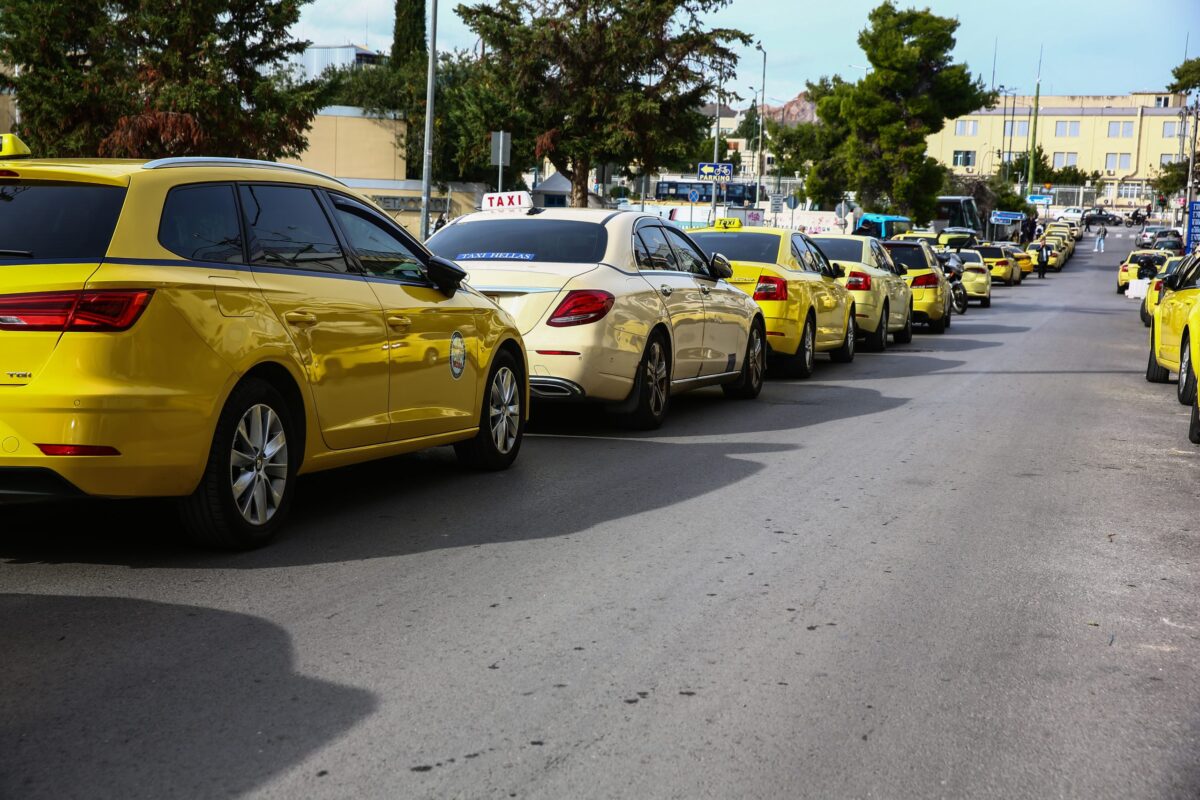 Συνεχίζεται η απεργία των ταξί – Συγκέντρωση στο Υπουργείο Μεταφορών