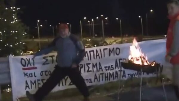 Αγρότης κάνει σπαγγάτο σε ζωντανή σύνδεση στην Καρδίτσα και γίνεται το απόλυτο viral