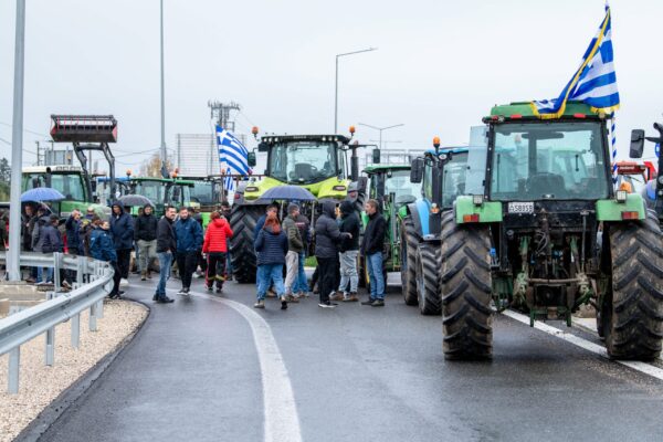 Δυναμικές οι κινητοποιήσεις των αγροτών: Αυξάνονται τα τρακτέρ στα μπλόκα – Άνοιξε ο δρόμος στο Καλπάκι
