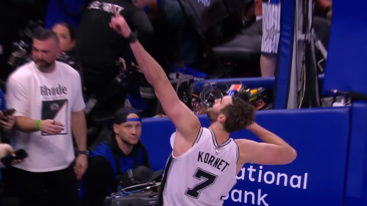 Ο Λουκ Κορνέ μπλοκάρει και… “ποζάρει” στην κορυφή του Top-10 (vid)