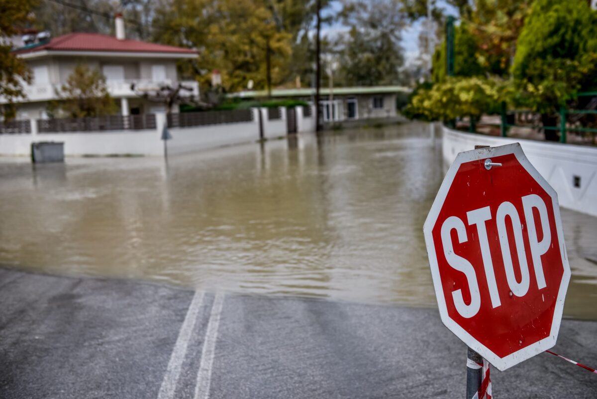 Κυκλοφοριακή διακοπή στον επαρχιακό δρόμο Αλεποχωρίου – Σχίνου λόγω υπερχείλισης ρέματος