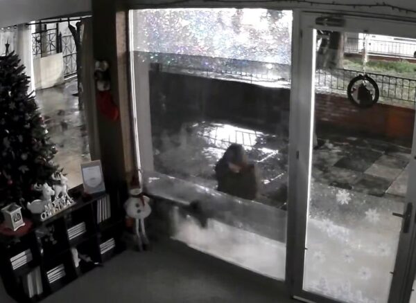 Βίντεο – ντοκουμέντο από μυστηριώδη άνδρα που κυνηγάει και αρπάζει αδέσποτες γάτες στη Νέα Φιλαδέλφεια