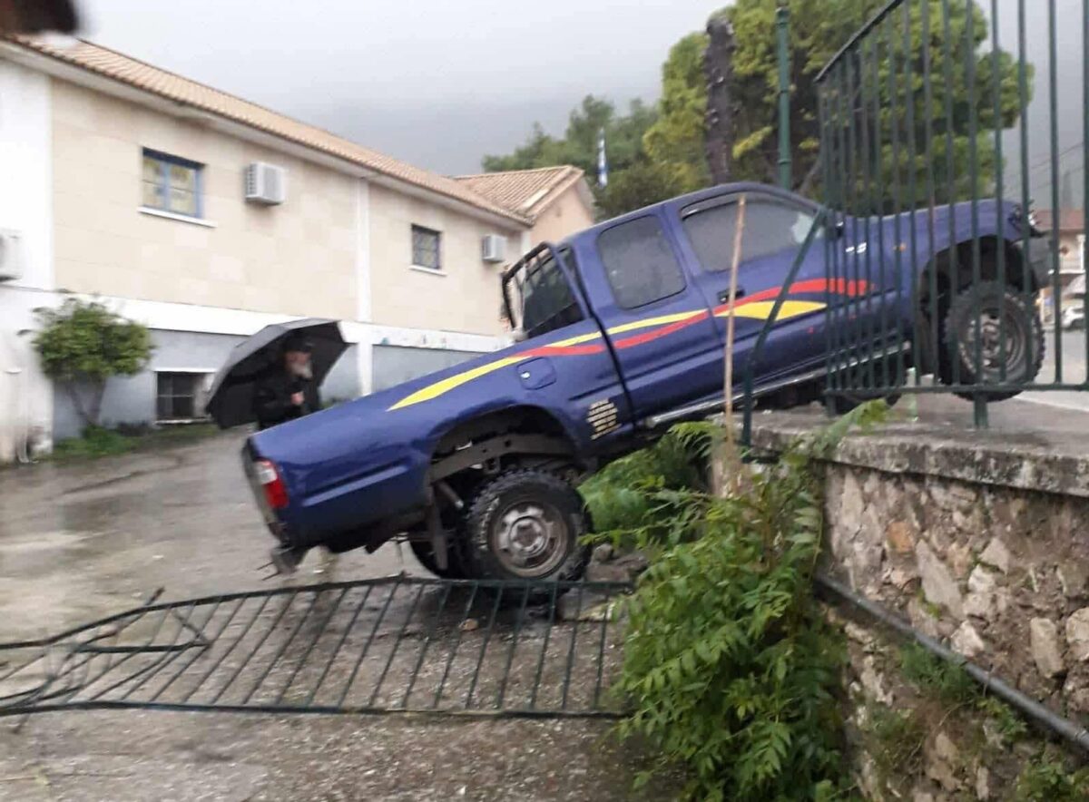 Ζάκυνθος: Αυτοκίνητο έπεσε σε μάντρα σχολείου την ώρα που τα παιδιά έκαναν μάθημα