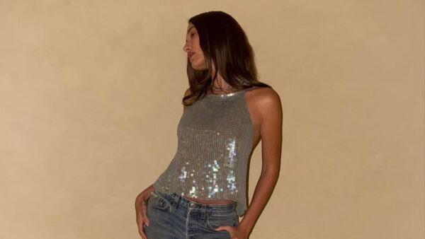 Festive Vibes: Πώς η Hailey Bieber δημιούργησε το ιδανικό party look