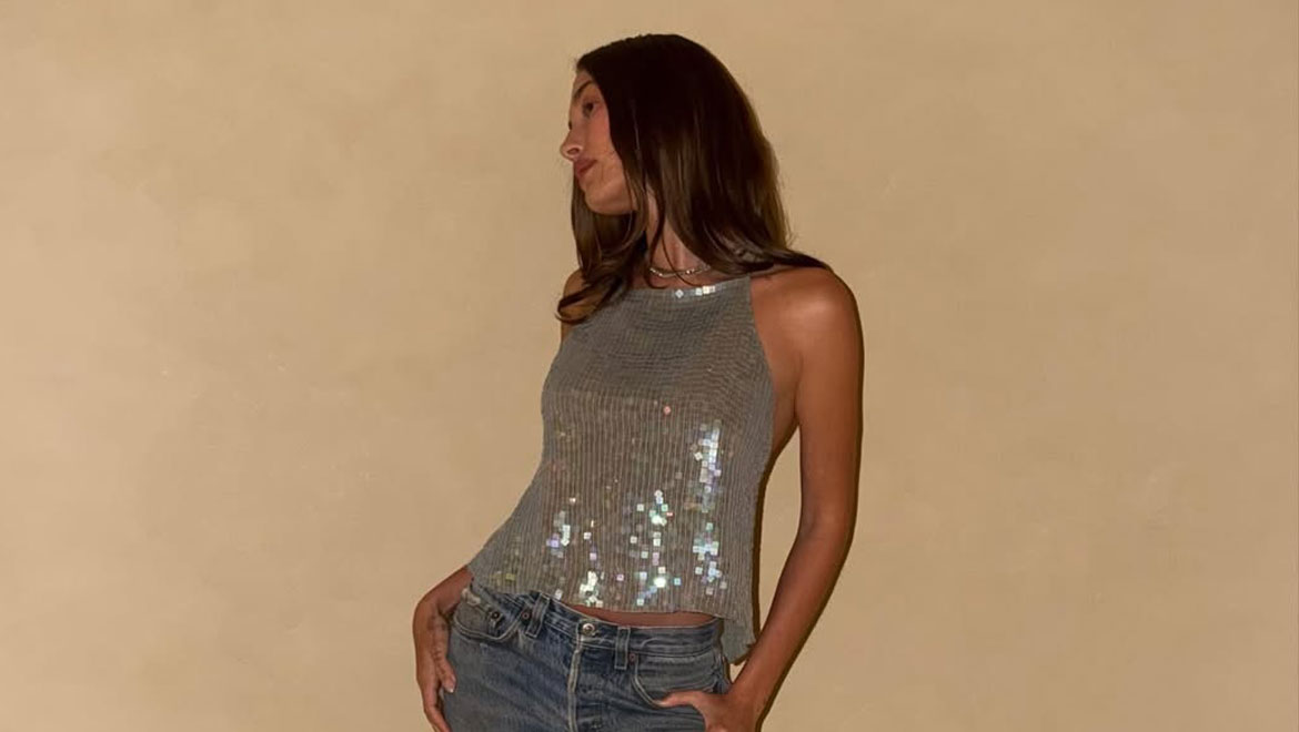 Festive Vibes: Πώς η Hailey Bieber δημιούργησε το ιδανικό party look