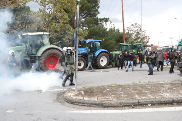 Σκληραίνουν τη στάση του οι αγρότες μετά τα επεισόδια στη Θεσσαλονίκη – Κλιμάκωση των κινητοποιήσεων από τη Δευτέρα