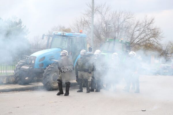 Θεσσαλονίκη: Κοινή δικογραφία για τον αγρότη που κινήθηκε με τρακτέρ κατά των ΜΑΤ και για τον τραυματισμό αστυνομικού με πέτρα