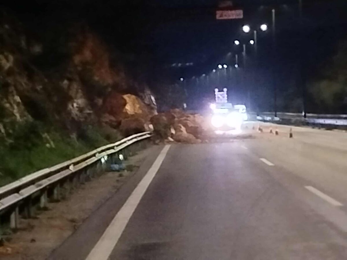 Πτώση βράχων στη Λεωφόρο Αθηνών – Με δυσκολία η κίνηση των οχημάτων στο ύψος του Χαϊδαρίου