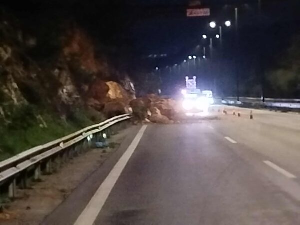 Πτώση βράχων στη Λεωφόρο Αθηνών – Με δυσκολία η κίνηση των οχημάτων στο ύψος του Χαϊδαρίου