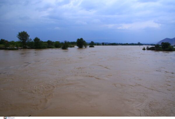 Κακοκαιρία Byron: Μήνυμα από το 112 στο χωριό Υπέρεια Φαρσάλων λόγω υπερχείλισης του ποταμού Ενιπέα