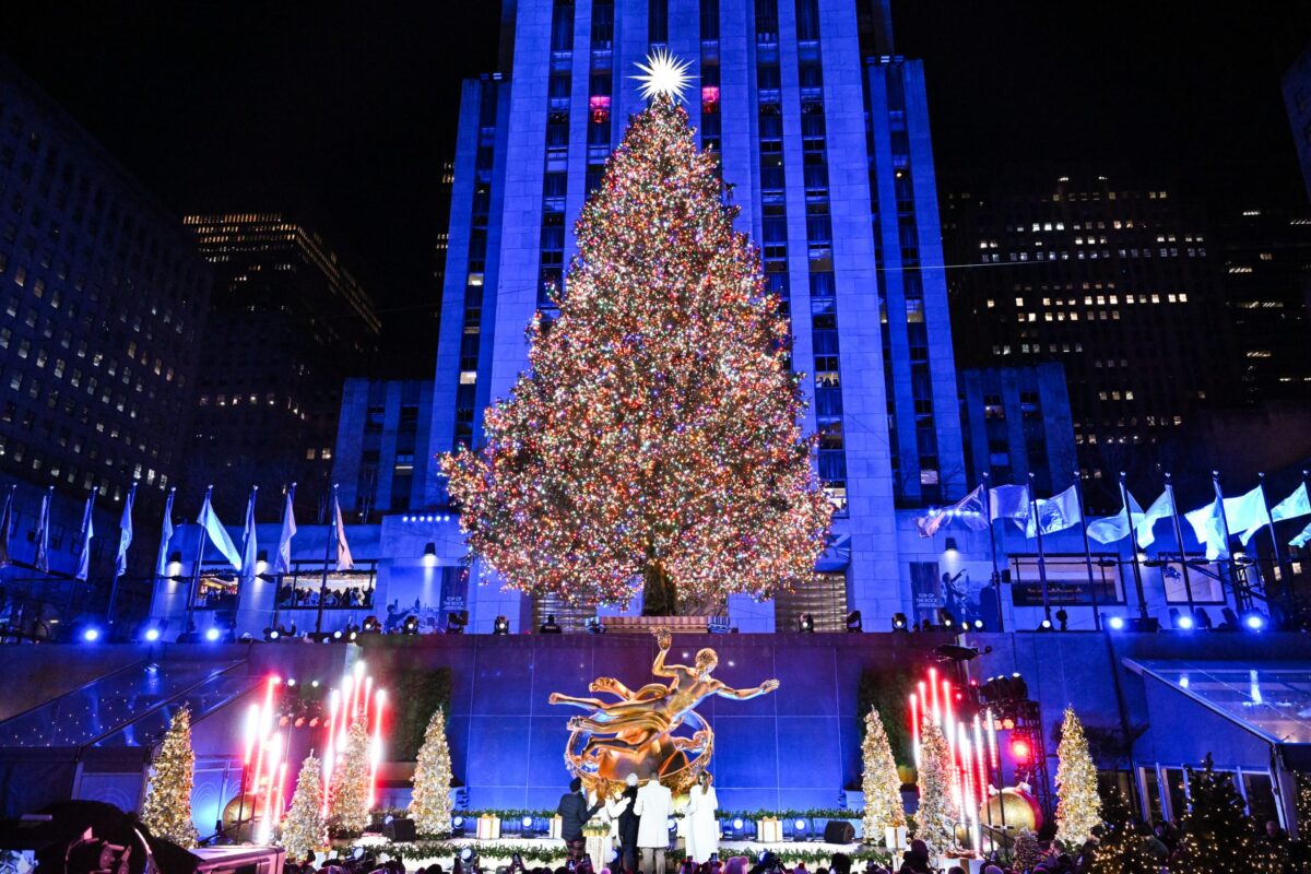 Η μαγευτική φωταγώγηση του εορταστικού δέντρου στο Rockefeller Center της Νέας Υόρκης