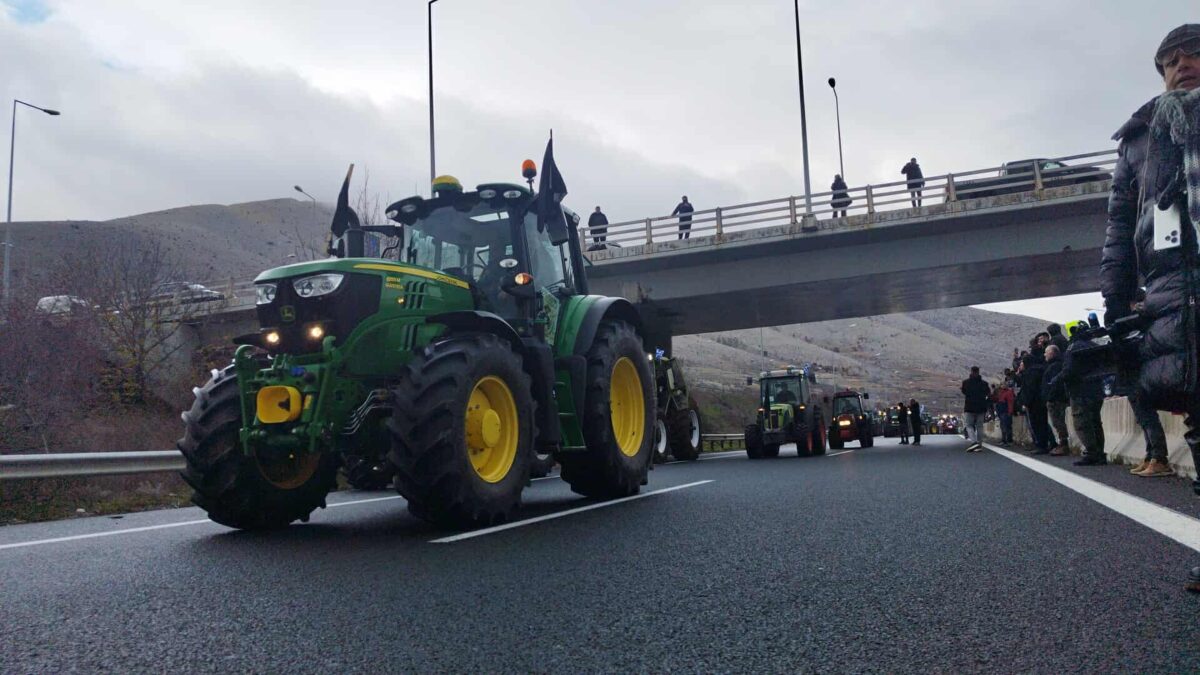 Ατσαλώνουν τη στάση τους οι αγρότες – Πού στήθηκαν σήμερα νέα μπλόκα