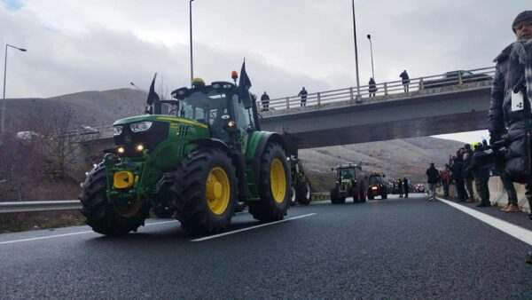 Ατσαλώνουν τη στάση τους οι αγρότες – Πού στήθηκαν σήμερα νέα μπλόκα