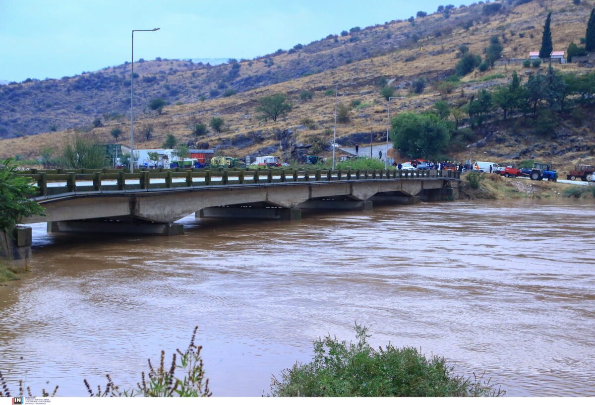 Σαρωτικό το πέρασμα της κακοκαιρίας στην Αττική – Εικόνες καταστροφής μετά την υπερχείλιση παραπόταμου του Ενιπέα στη Λάρισα