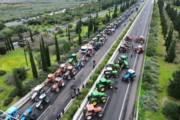 Κλιμακώνουν τη στάση τους οι αγρότες: Σε «ασφυξία» το οδικό δίκτυο – Νέα μπλόκα σε όλη τη χώρα