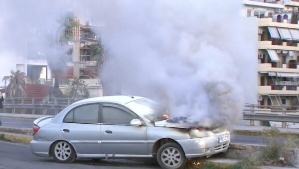 Φωτιά σε αυτοκίνητο έξω από το γήπεδο Καραϊσκάκη