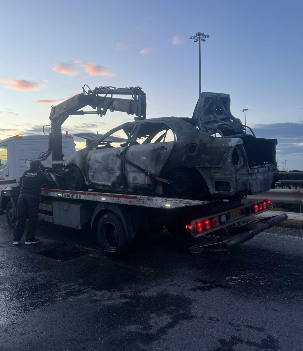 Τροχαίο στο Φάληρο: ΙΧ κάηκε ολοσχερώς μετά από σύγκρουση – Ο οδηγός μπήκε κατά λάθος στο αντίθετο ρεύμα