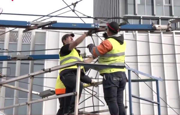 Με ένταση ξεκίνησε το ξήλωμα του δικτύου τρόλεϊ στον Πειραιά – Δέσμευση Κυρανάκη για αυξήσεις και προσλήψεις