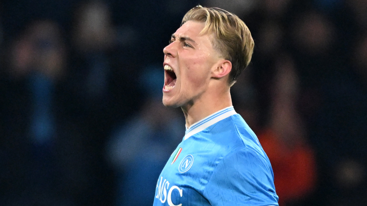 Ο Χόιλουντ κράτησε τη Νάπολι στην κορυφή