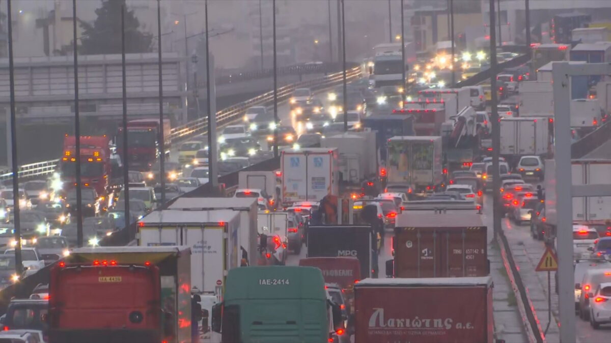 Σοβαρά προβλήματα στην κυκλοφορία: Εκτεταμένα μποτιλιαρίσματα σε Κηφισό, Λεωφόρο Αθηνών και κεντρικούς άξονες