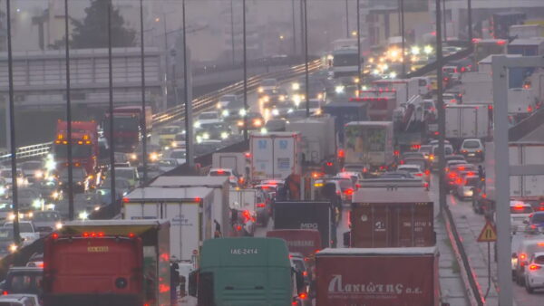 Σοβαρά προβλήματα στην κυκλοφορία: Εκτεταμένα μποτιλιαρίσματα σε Κηφισό, Λεωφόρο Αθηνών και κεντρικούς άξονες