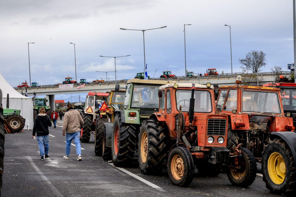 Συνεχίζονται τα μπλόκα των αγροτών που δηλώνουν ότι θα κάνουν διάλογο με ανοιχτές πόρτες