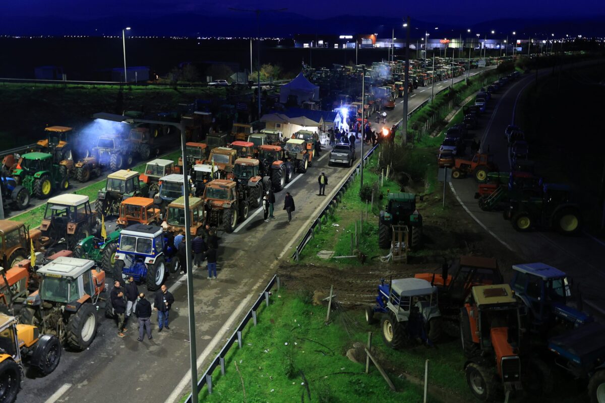 Δεν υποχωρούν οι αγρότες: Κλιμακώνουν τις κινητοποιήσεις τους – Πληθαίνουν τα μπλόκα σε όλη την Ελλάδα