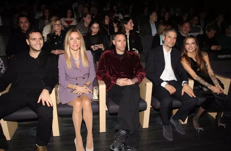 «Η μαμά είναι εκείνη που ενώνει το σπίτι»: Η Εριέττα Κούρκουλου μιλά για τη σχέση της με τα ετεροθαλή αδέλφια της